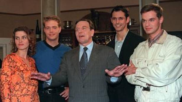 Eine Gruppe von fünf Personen posiert für ein Foto.