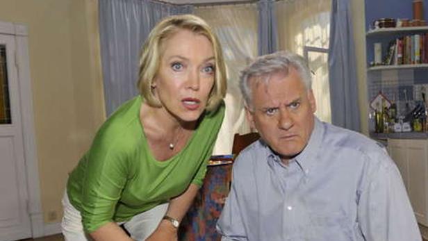 Eine Frau und ein Mann schauen überrascht in die gleiche Richtung.