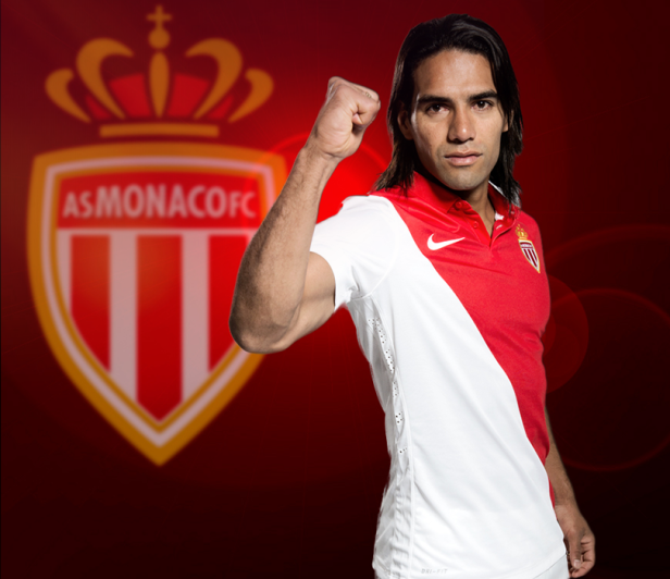 Radamel Falcao im Trikot des AS Monaco mit geballter Faust vor dem Vereinswappen.