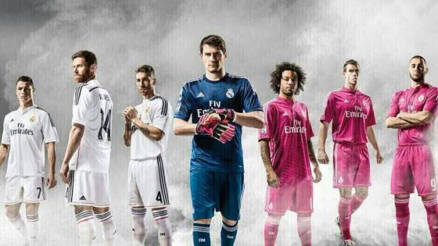 Eine Gruppe von Real Madrid-Spielern posiert in ihren Trikots.