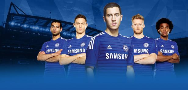Eine Gruppe von Chelsea-Fußballspielern posiert vor dem Stadion.