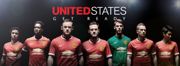 Eine Gruppe von Manchester United-Spielern posiert für ein Werbefoto.
