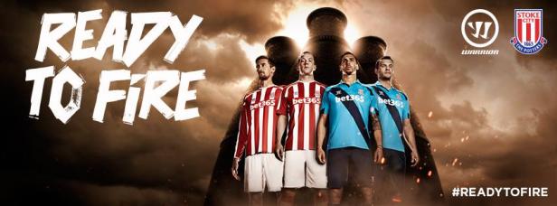 Eine Gruppe von Stoke City Fußballspielern steht vor einem dunklen Himmel mit dem Slogan „Ready to Fire“.