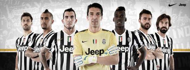 Eine Gruppe von Juventus Turin-Spielern posiert für ein Mannschaftsfoto.
