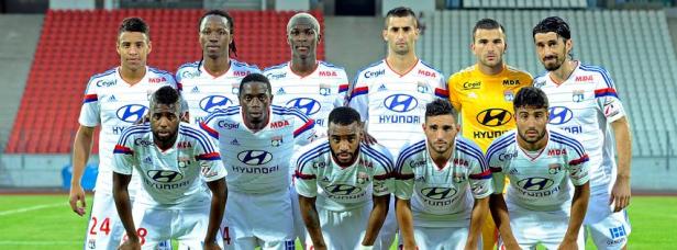 Ein Fußballteam von Olympique Lyon posiert für ein Mannschaftsfoto.
