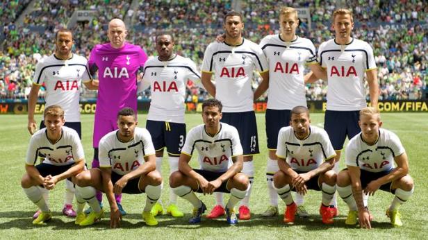 Eine Gruppe von Tottenham Hotspur-Spielern posiert für ein Mannschaftsfoto auf dem Rasen.