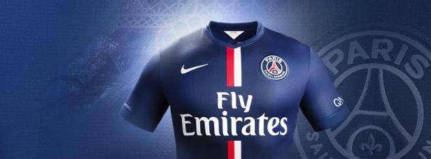 Nahaufnahme des dunkelblauen Trikots von Paris Saint-Germain mit dem Sponsorenlogo „Fly Emirates“.