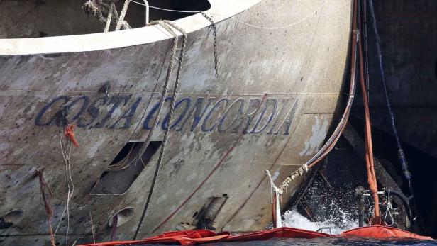 Die beschädigte Seite des Schiffes „Costa Concordia“ ragt aus dem Wasser.