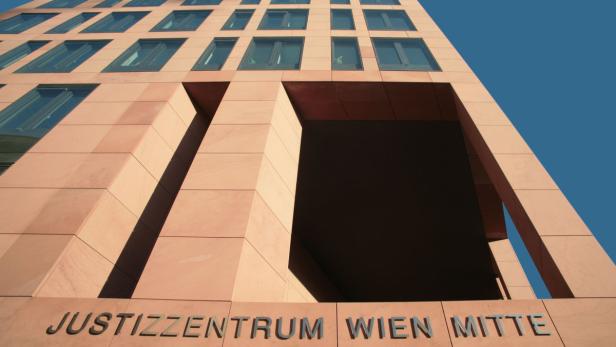 Das Justizzentrum Wien Mitte von unten fotografiert.