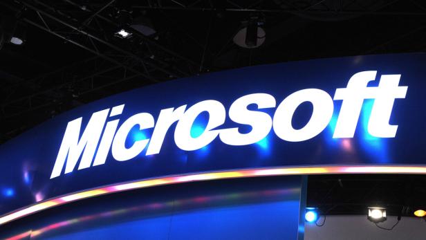 Das beleuchtete Microsoft-Logo auf einem blauen Hintergrund.
