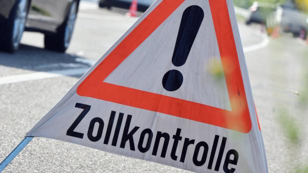 Ein dreieckiges Warnschild kündigt eine Zollkontrolle an.
