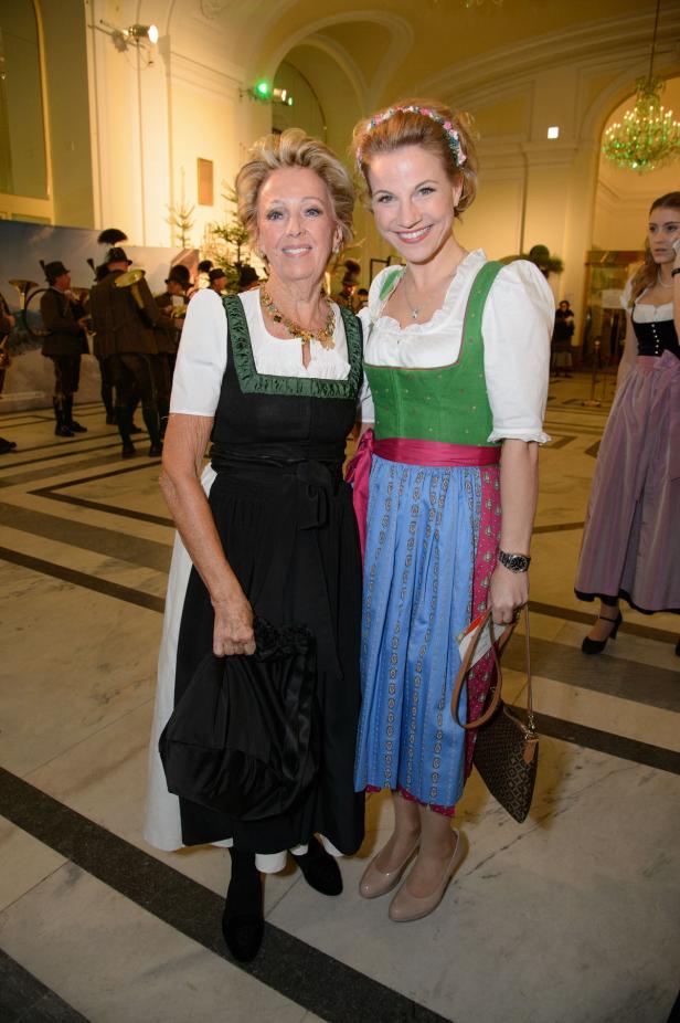 Jägerball: In diesen Dirndl feierten die Promis