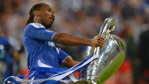Didier Drogba feiert mit dem Champions-League-Pokal.