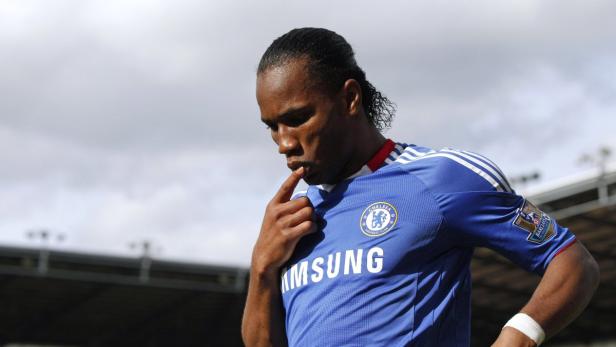 Didier Drogba im blauen Trikot des FC Chelsea mit dem Finger am Kinn.