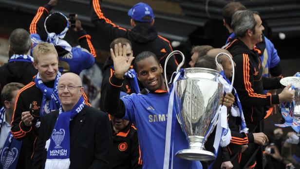 Didier Drogba hält die Champions-League-Trophäe bei einer Siegesparade.