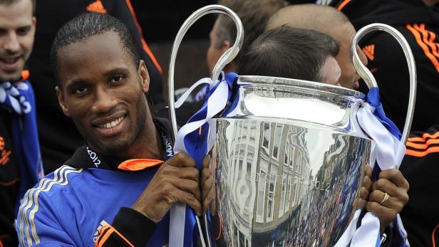 Didier Drogba mit der Trophäe der UEFA Champions League.