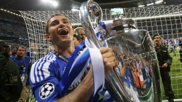 Frank Lampard feiert mit dem Champions-League-Pokal in der Hand.