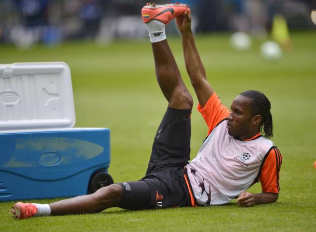 Didier Drogba dehnt sich auf dem Rasen.