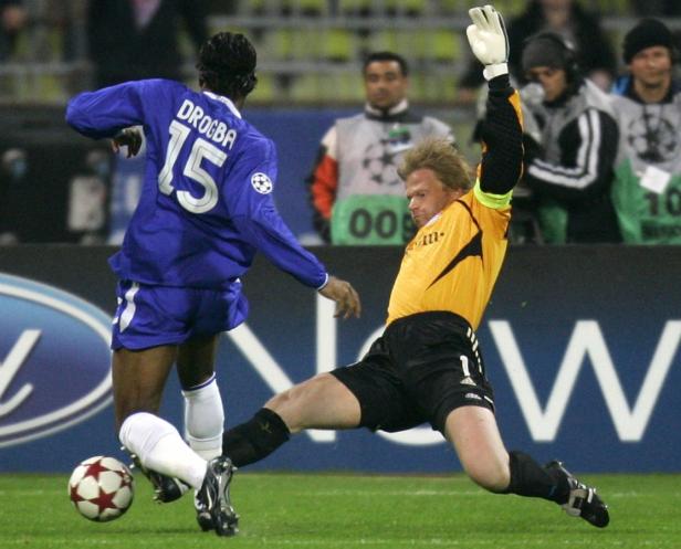 Didier Drogba schießt auf das Tor, während Oliver Kahn versucht, den Ball abzuwehren.