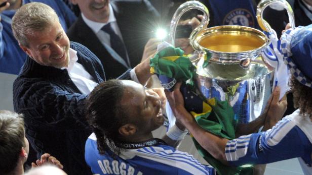 Didier Drogba und Roman Abramowitsch feiern den Gewinn der Champions League.