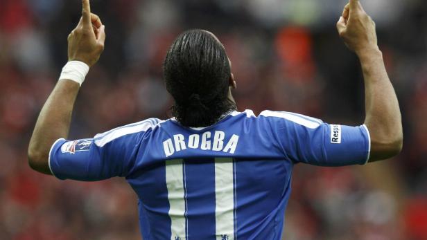 Didier Drogba jubelt im Trikot des FC Chelsea.