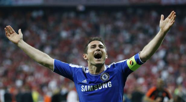 Frank Lampard feiert mit erhobenen Armen einen Sieg für Chelsea.