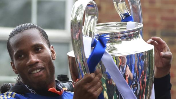 Didier Drogba hält die Trophäe der UEFA Champions League.