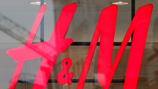 Das rote H&M-Logo an einem Schaufenster.