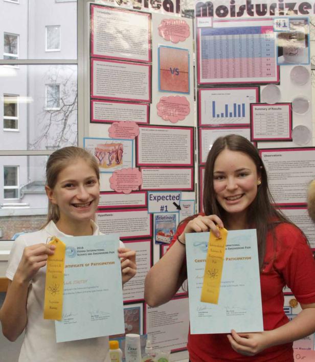 Zwei junge Frauen präsentieren ihre Auszeichnungen auf der Wiener Internationalen Wissenschafts- und Ingenieurmesse 2016.