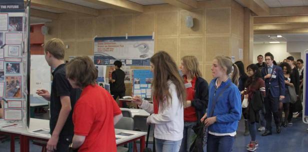 Eine Gruppe von Schülern besucht eine Wissenschafts- und Technikmesse.