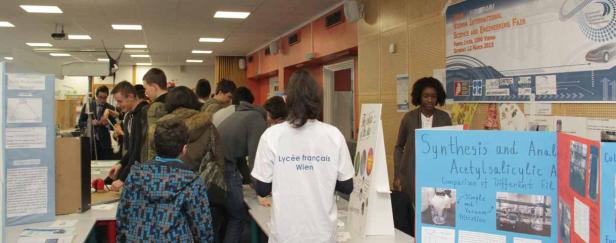 Besucher auf der Vienna International Science and Engineering Fair im Lycée français Wien.