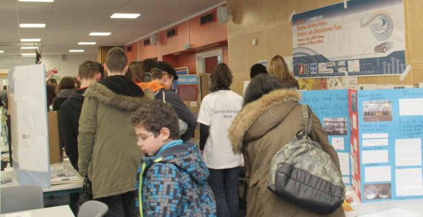 Besucher auf der Vienna International Science and Engineering Fair betrachten die Exponate.