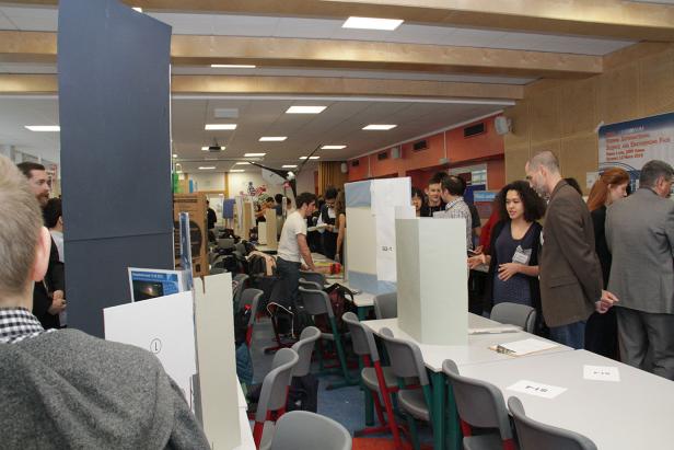 Eine Wissenschaftsmesse mit Schülern, die ihre Projekte präsentieren.