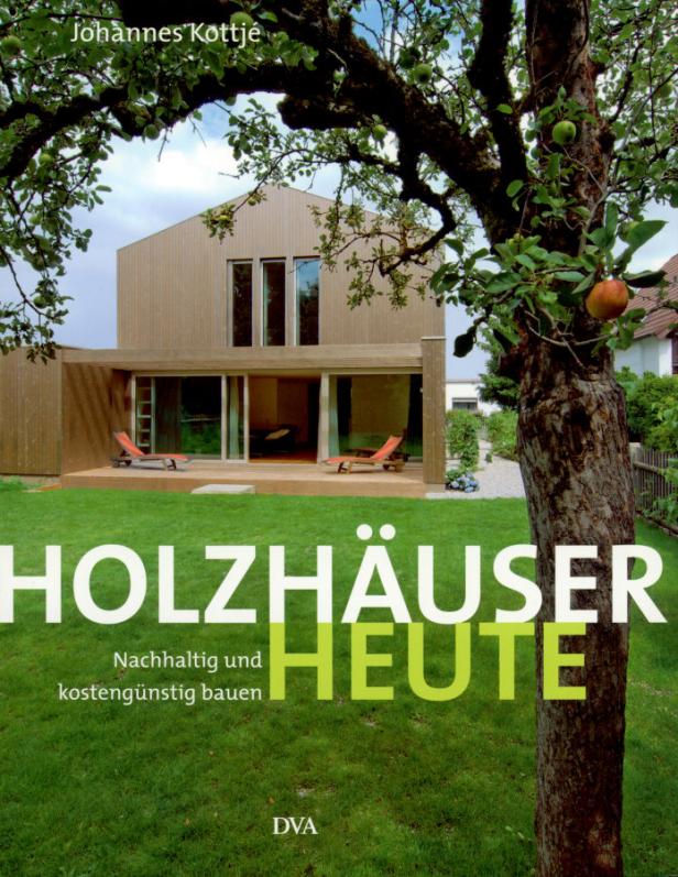 Das Cover des Buches „Holzhäuser heute“ von Johannes Kottje zeigt ein modernes Holzhaus.
