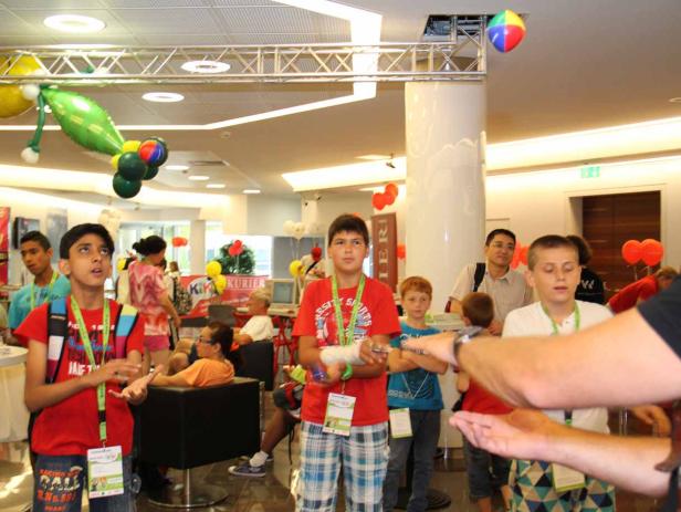 Eine Gruppe von Kindern steht in einem Raum mit Ballons und Dekorationen.