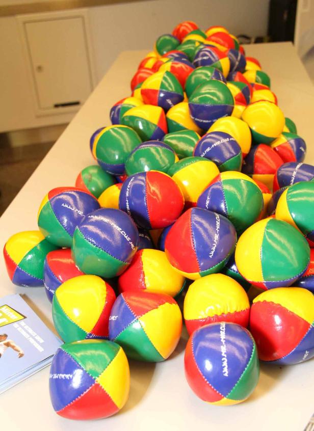 Ein Haufen bunter Jonglierbälle liegt auf einem Tisch.