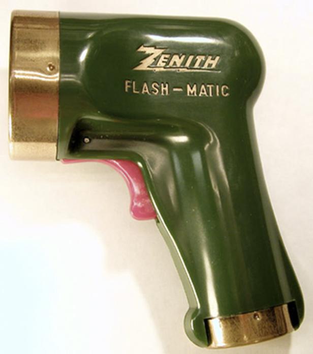Ein grünes „Zenith Flash-Matic“-Blitzgerät mit pinkfarbenem Auslöser.