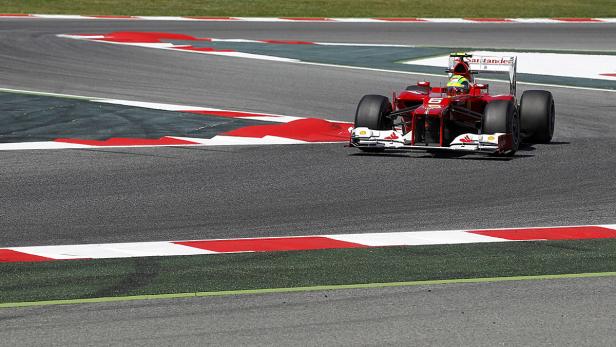 Ein roter Formel-1-Rennwagen fährt auf einer Rennstrecke.