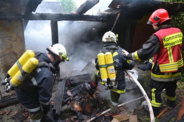 Feuerwehrleute bekämpfen einen Brand in einem zerstörten Gebäude.