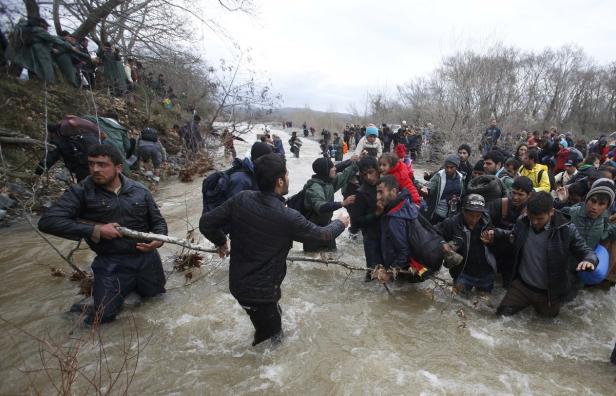 Hunderte Flüchtlinge von Armee gestoppt