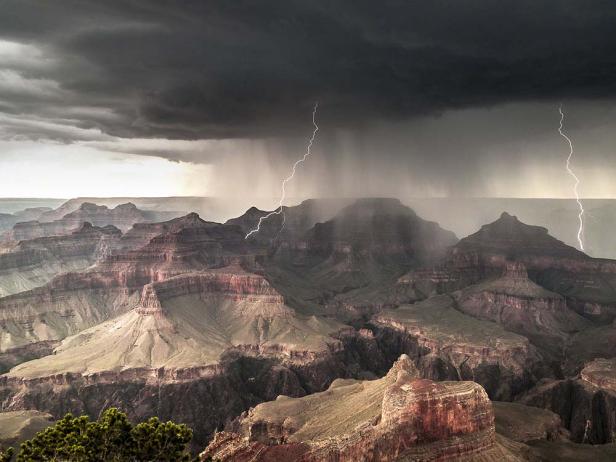 Ein Gewitter mit Blitzen zieht über den Grand Canyon.
