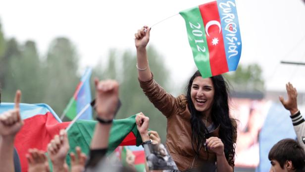 Fans aus Aserbaidschan Eine junge Frau schwenkt eine Aserbaidschan-Flagge mit dem Eurovision-Logo und der Jahreszahl 2012.
