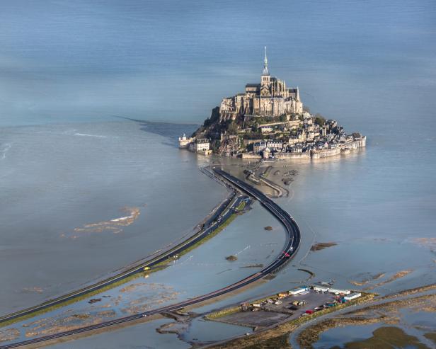 Luftaufnahme von Mont-Saint-Michel in der Normandie, Frankreich, bei Flut.