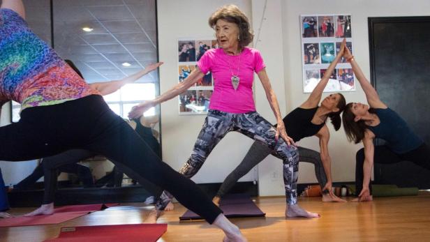 98 Jahre alt: Das ist die älteste Yogalehrerin der Welt