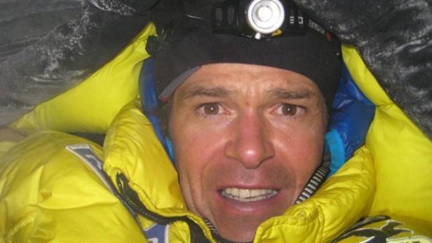 Eines der letzten Bilder von Gerfried Göschl – selbst aufgenommen in eisiger Nacht im Februar 2012 in Lager eins auf 6200 Metern Höhe. Ein Mann mit Stirnlampe, eingepackt in einen gelben Schlafsack.