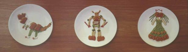 Drei Teller zeigen einen Dinosaurier, einen Roboter und eine Prinzessin, die aus Lebensmitteln geformt wurden.