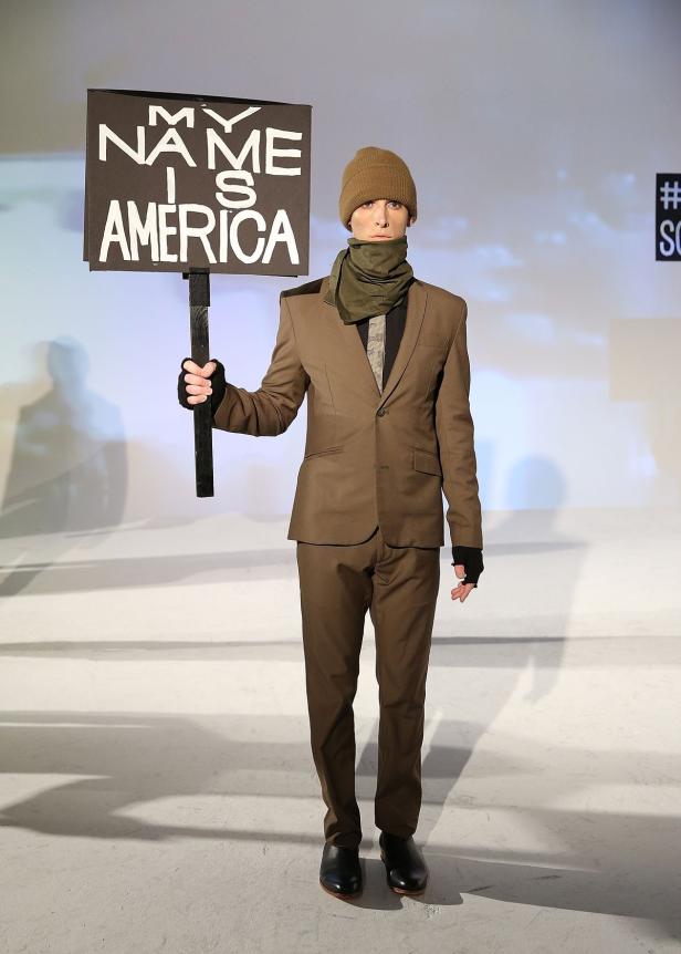 Designer protestiert mit Modenschau gegen Trump
