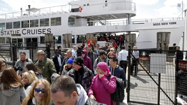 Menschen verlassen die Fähre „Miss New York“ von Statue Cruises.
