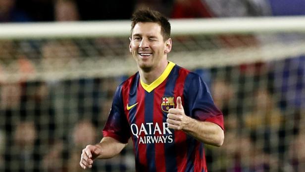 Lionel Messi im Trikot des FC Barcelona mit erhobenem Daumen.