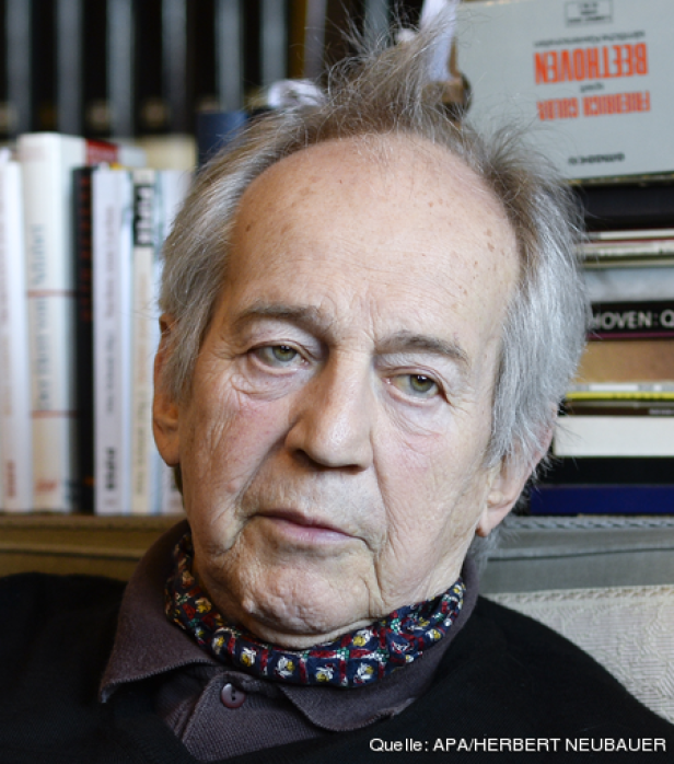 Nahaufnahme des Komponisten Friedrich Cerha vor einem Bücherregal.